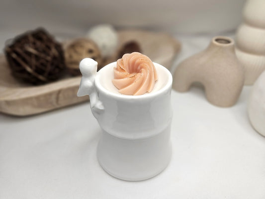 Fondant Parfumé Spirale de La P'tite Mèche dans un brûle-parfum, en cire d'olive, libérant une senteur riche et boisée d'ambre, disponibles sur www.laptitemeche.com
