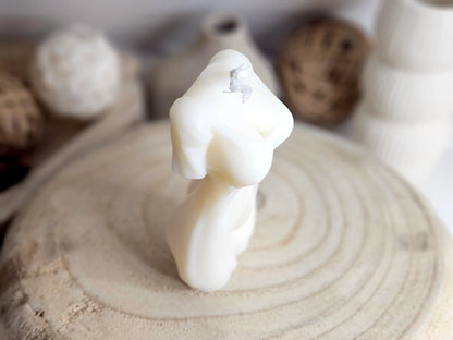 Bougie Aphrodite - Buste de Femme en Bougie Moulée, vue 3/4 haut, gauche. Parfumée avec 4 options différentes : Ambre, Amor Mio, Fleur de Coton, ou Vanille Gourmande, cette bougie sculptée ajoute une touche d'élégance et de sérénité à votre intérieur. | La P'tite Mèche - Laptitemeche.com
