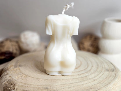 Bougie Aphrodite - Buste de Femme en Bougie Moulée, vue de derrière. Offrant quatre parfums envoûtants — Ambre, Amor Mio, Fleur de Coton, et Vanille Gourmande — cette bougie sculptée ajoute une ambiance unique et apaisante à votre décor tout en offrant une expérience olfactive agréable. | La P'tite Mèche - Laptitemeche.com