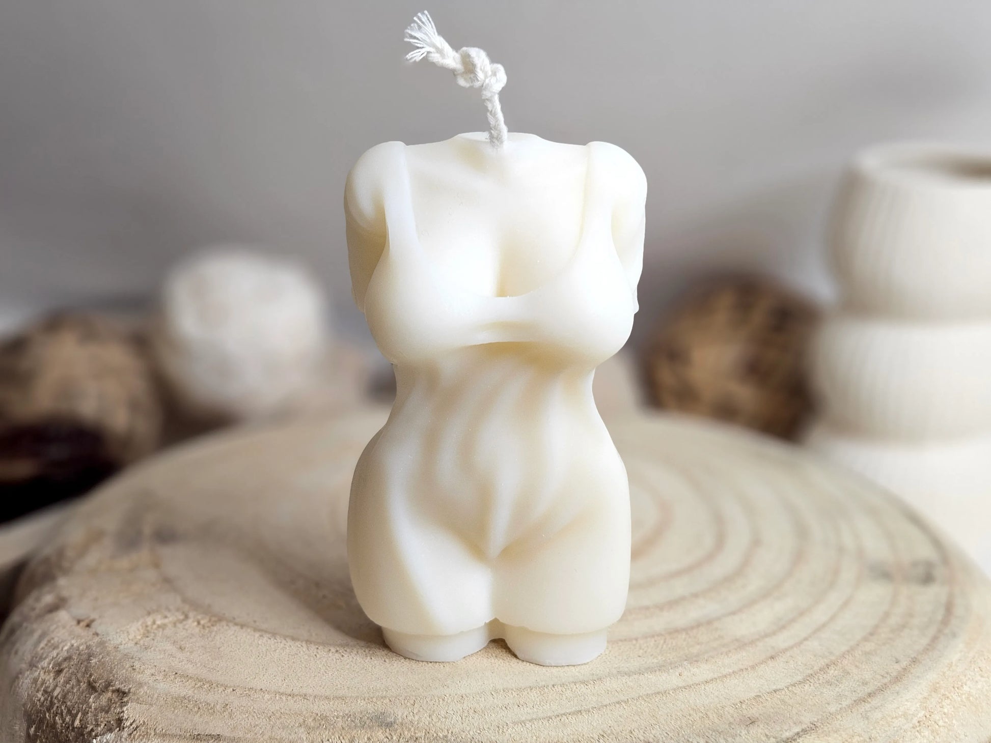 Bougie Aphrodite - Buste de Femme en Bougie Moulée, vue de face avant. Disponible en 4 parfums exquis : Ambre, Amor Mio, Fleur de Coton, et Vanille Gourmande. Cette bougie sculptée dans la forme d’un buste féminin ajoute une touche artistique et parfumée à votre espace, créant une ambiance sophistiquée. | La P'tite Mèche - Laptitemeche.com