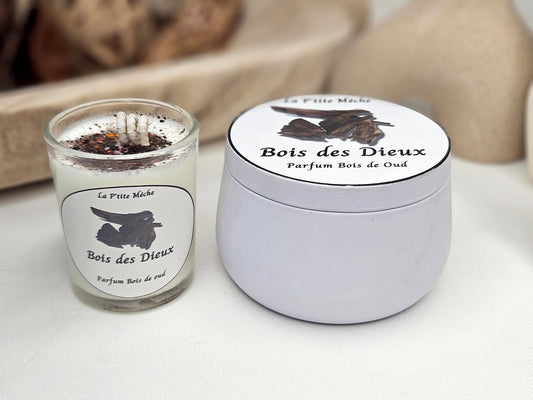 Bougie P'tite Classique - Bougie Artisanale Bougie P'tite Classique et Bougie Classique - Bougie Artisanale Naturelle parfum Bois de Oud, vues 3/4 face. Ces deux bougies créent une ambiance raffinée et mystérieuse grâce à la richesse du bois de oud, une fragrance boisée et épicée qui apporte chaleur et élégance à votre intérieur. | La P'tite Mèche - Laptitemeche.com