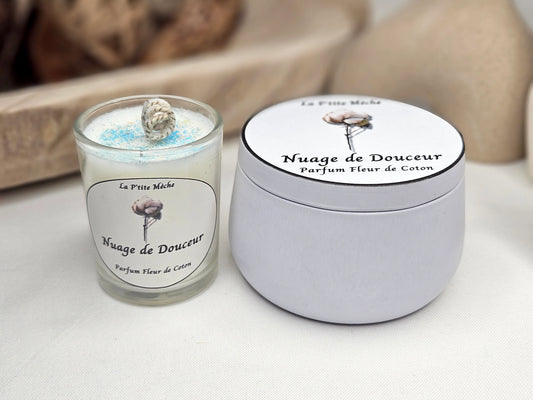 Bougie P'tite Classique et Bougie Classique - Bougie Artisanale Naturelle parfum Fleur de Coton, vues 3/4 face. Un parfum doux et délicat qui rappelle la fraîcheur du coton, apportant une atmosphère apaisante et propre, parfaite pour créer une ambiance sereine et reposante. | La P'tite Mèche - Laptitemeche.com