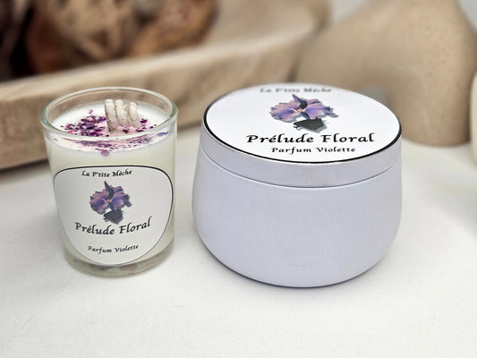 Bougie La P'tite Classique et Bougie La Classique - Bougie Artisanale Naturelle parfum Violette, vues 3/4 face. Un parfum floral délicat de violette, apportant une atmosphère douce et romantique, idéale pour sublimer votre intérieur. | La P'tite Mèche - Laptitemeche.com
