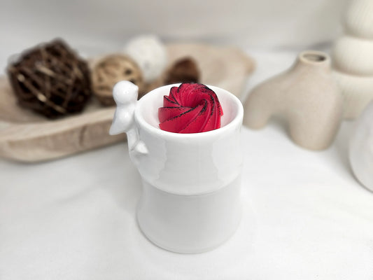 Fondant Parfumé Spirale Coquelicot de La P'tite Mèche dans un brûle-parfum, en cire d'olive, libérant une senteur douce et florale de coquelicot, disponibles sur www.laptitemeche.com
