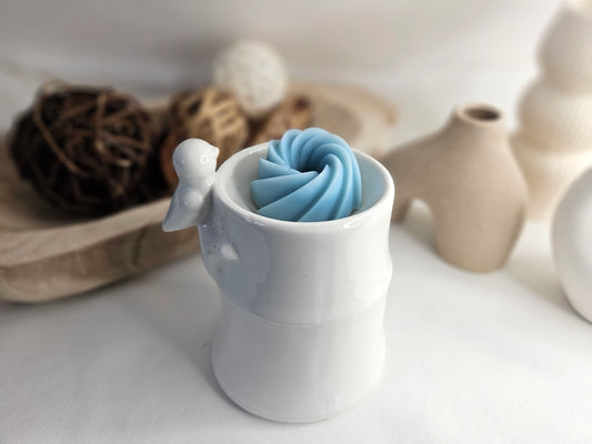 Fondant Parfumé Spirale Fleur de Coton de La P'tite Mèche dans un brûle-parfum, en cire d'olive, libérant une senteur délicate et pure de fleur de coton, disponibles sur www.laptitemeche.com

